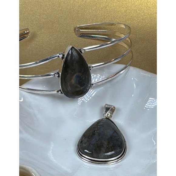 Purple & Blue Flash Labradorite Pendant and Cuff Gift Set - Picture 5 of 6